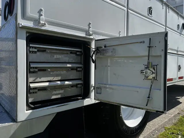 2004 Freightliner M2 106 CAT C7 Service Truck with Pumps in Heavy Trucks in Delta/Surrey/Langley - Image 29