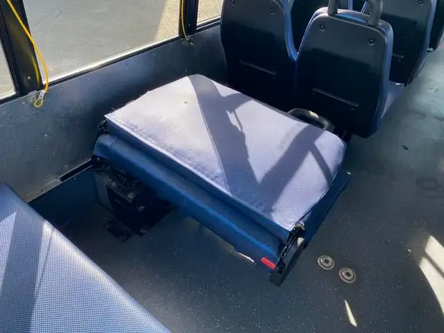 2017 chevrolet Express G4500 21 Passenger Bus With Wheelchair Ac in Heavy Trucks in Richmond - Image 32