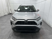 Voici le Toyota RAV4 LE AWD 2021, en finition argent éclatant?: le SUV qui fait tourner toutes les t... (image 1)