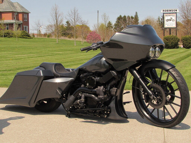  2013 Harley-Davidson FLTRX Road Glide Custom Big Wheel Bagger T in Touring in Leamington - Image 2