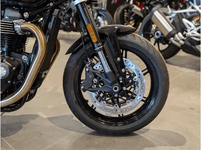 2025 Triumph Speed Twin 1200 // Crystal White/Sapphire Black in Dirt Bikes & Motocross in Winnipeg - Image 5