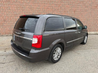 FINANCING AVAILABLE! STOW N GO, LEATHER, PUSH START, REARVIEW CAMERA, ALLOY WHEELS, REAR-SEAT ENTERT... (image 4)
