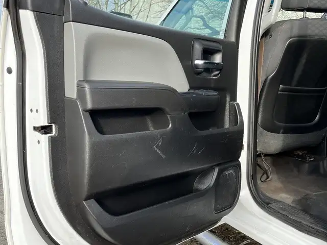 2017 GMC Sierra 3500HD Crew Cab 4x4 9 Foot Flatdeck dans Camions lourds dans Delta/Surrey/Langley - Image 32