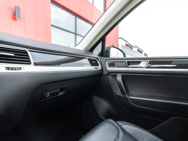 2015 Volkswagen Touareg Execline 3.6 - AWD | Pano Sunroof | 360  in Cars & Trucks in Saskatoon - Image 22
