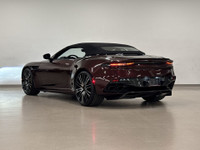 L'Aston Martin DBS Volante 2022 est un cabriolet à propulsion arrière propulsé par un moteur V12 de... (image 5)