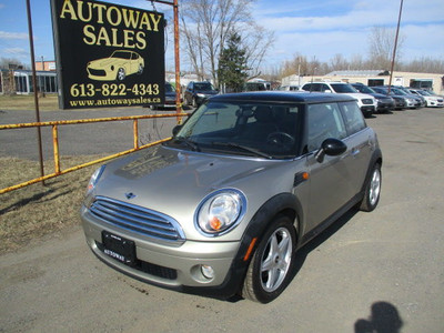 2009 MINI Cooper 1.6L ** VERY CLEAN INSIDE AND OUT! ** 