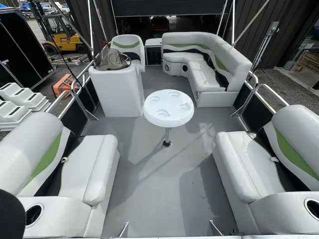 2017 17' LEGEND SPLASH PONTOON 30HP 4-STROKE in Powerboats & Motorboats in Peterborough - Image 11