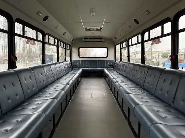 2011 ford F-550 31 Passenger Bus Powerstroke Diesel in Heavy Trucks in Richmond - Image 16
