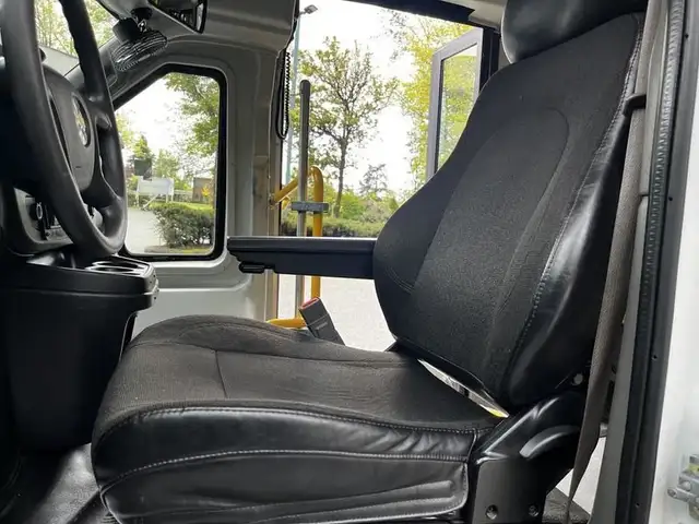 2019 chevrolet Express G4500 21 Passenger Bus With Wheelchair Ac in Heavy Trucks in Richmond - Image 14