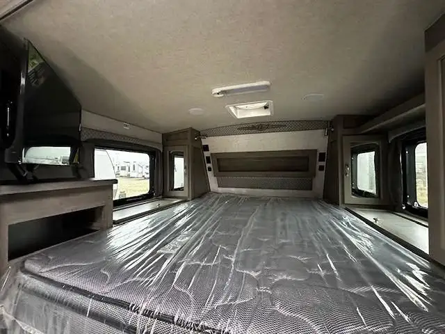 2026 ARCTIC FOX 811 in Travel Trailers & Campers in Edmonton - Image 7