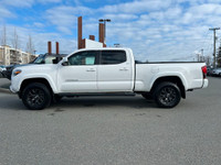 This 2018 Toyota Tacoma has a White exterior and Grey interior with seating for 5. Equipped with a 3... (image 1)