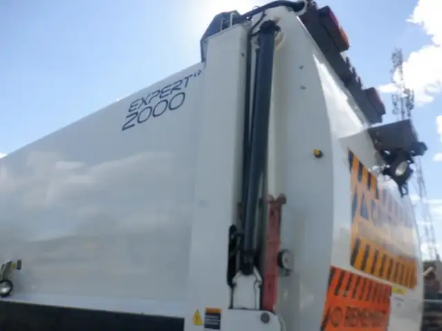 2008 international 7400 Garbage Truck Air Brakes Diesel in Heavy Trucks in Richmond - Image 25
