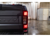 **ONE OWNER - ACCIDENT FREE** 49,326 KM This 2022 Ford F-250 4x4 Crew Cab XLT FX4 Longbox is powered... (image 8)