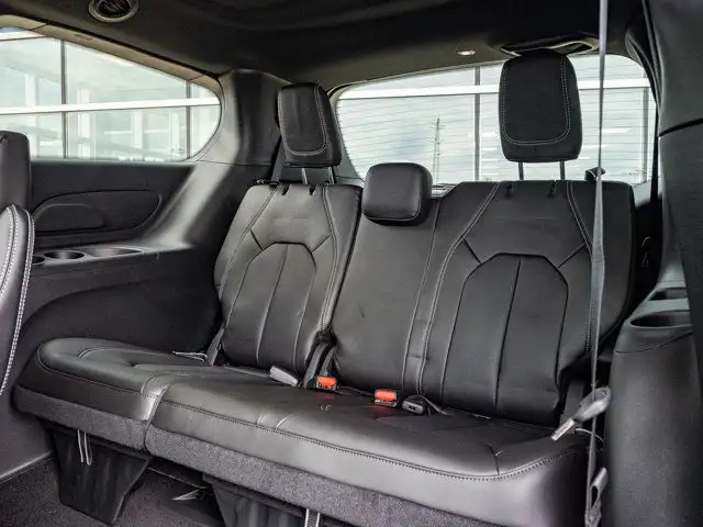 2025 Chrysler Pacifica Select in Cars & Trucks in Barrie - Image 15