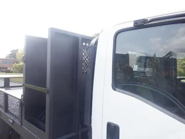 2015 isuzu NPR 12 Foot Flat Deck 3 Seater Diesel in Heavy Trucks in Richmond - Image 18