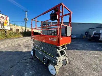 Skyjack SJ3226 Scissor Lift Available Now! 1. Power: Electric battery; 110V AC Outlet On Platform Wi...