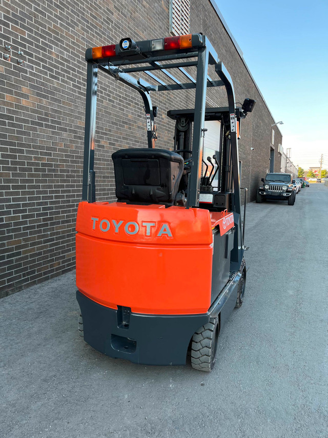 TOYOTA 5000 LBS CAP ELECTRIC FORKLIFT 3 STAGE BRAND NEW BATTERY in Heavy Equipment in Mississauga / Peel Region - Image 2
