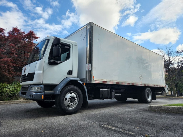  2013 Kenworth K370 Liftgate, Automatic, 26' Box, ONLY 241,618KM in Heavy Trucks in City of Montréal