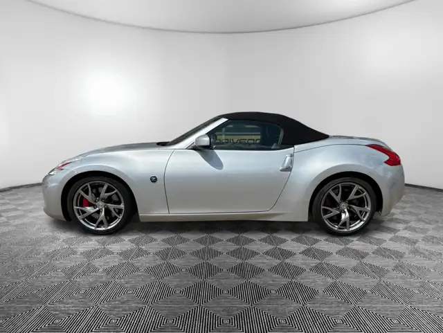 2014 Nissan 370Z 2dr Roadster Auto Touring w/Bordeaux Top in Cars & Trucks in Medicine Hat - Image 3