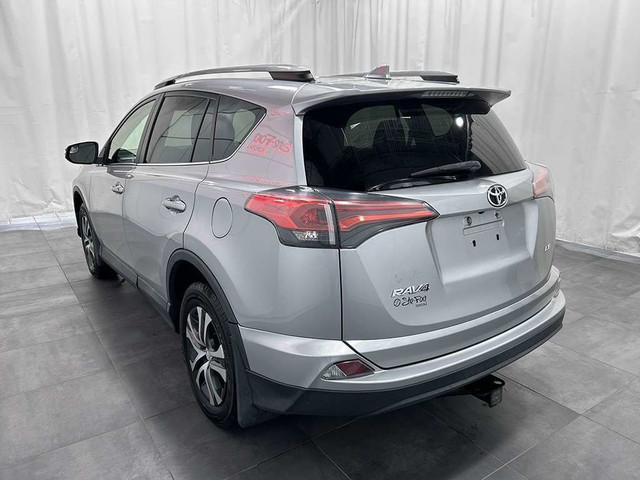 2017 Toyota RAV4 LE - SIEGES CHAUFFANTS - BLUETOOTH in Cars & Trucks in Québec City - Image 4