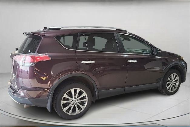2018 Toyota RAV4 Limited in Cars & Trucks in City of Montréal - Image 4