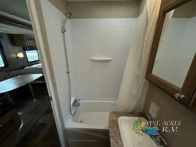 2015 Shasta RVs Revere 32DS in Travel Trailers & Campers in Truro - Image 26