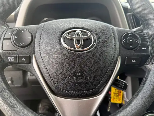 2017 Toyota RAV4 LE / ALL WHEEL DRIVE / TWO KEYS! NICE SUV in Cars & Trucks in Ottawa - Image 15