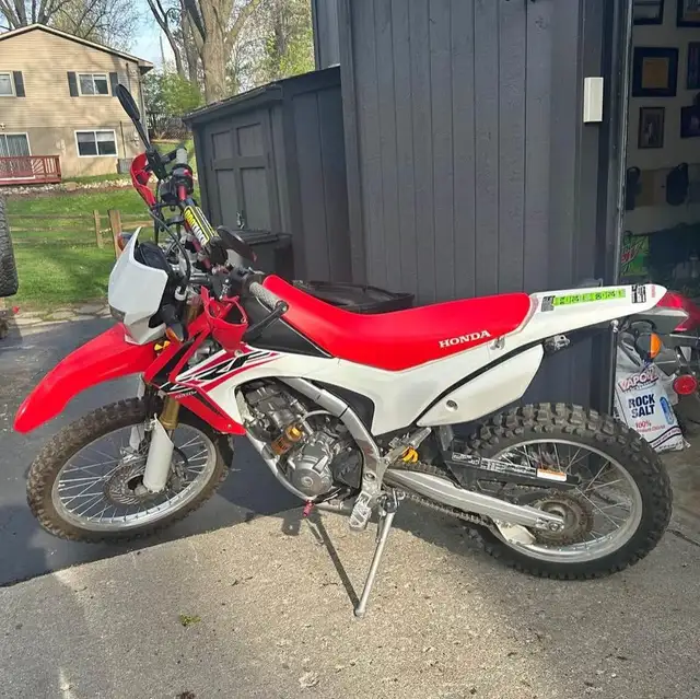 2016 HONDA CRF250R-RED! in Dirt Bikes & Motocross in Edmonton - Image 2