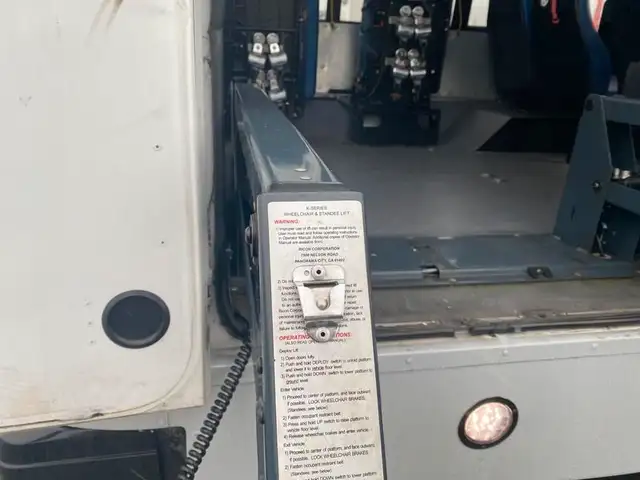 2018 chevrolet Express G4500 21 Passenger Bus With Wheelchair Ac in Heavy Trucks in Richmond - Image 40