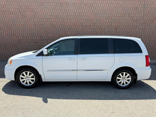 2014 Chrysler Town & Country TOURING | NAVI | BACK-UP CAM | POWE in Cars & Trucks in Oshawa / Durham Region - Image 3