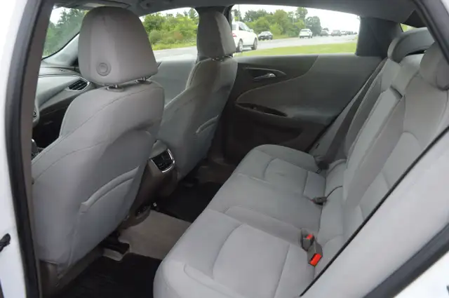 2018 Chevrolet Malibu 4dr Sdn Hybrid w/1HY in Cars & Trucks in Markham / York Region - Image 11