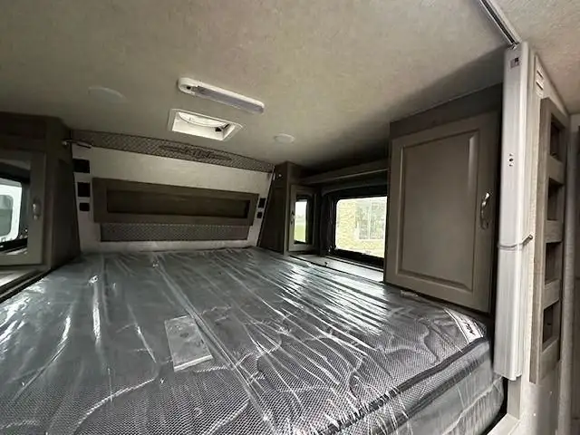 2026 ARCTIC FOX 811 in Travel Trailers & Campers in Edmonton - Image 8