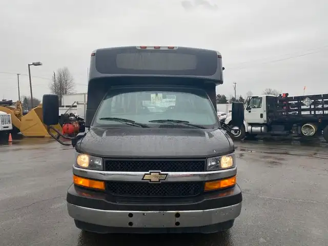 2018 chevrolet Express G4500 21 Passenger Bus With Wheelchair Ac in Heavy Trucks in Richmond - Image 3