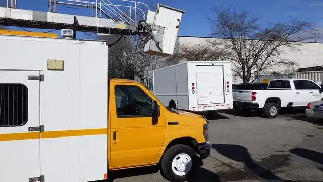 2015 ford Econoline E-450 Cube Van With Bucket in Heavy Trucks in Richmond - Image 11