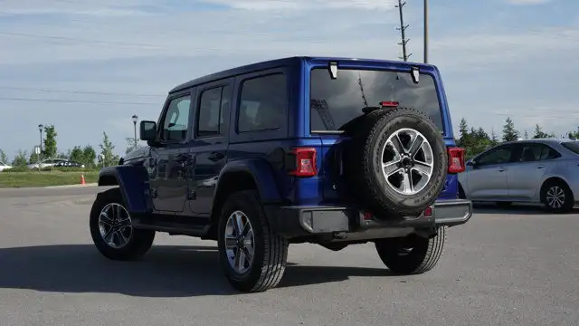 2019 Jeep Wrangler Unlimited Sahara 4x4 | Leather in Cars & Trucks in Guelph - Image 5