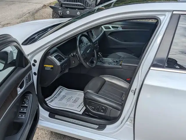 2015 Hyundai Genesis Ultimate dans Autos et camions dans London - Image 11