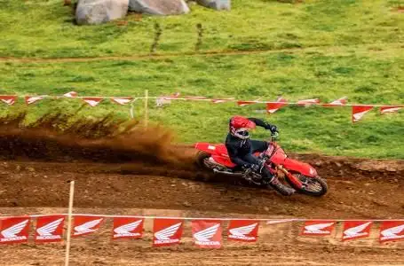 2025 Honda CRF® 250R in Dirt Bikes & Motocross in Nanaimo - Image 8
