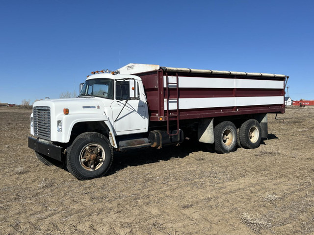 1976 International T/A Day Cab Grain Truck S1800 in Farming Equipment in Grande Prairie