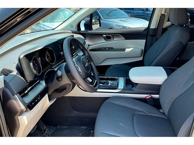 2024 Kia Carnival LX in Cars & Trucks in Barrie - Image 2