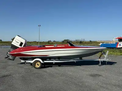 C’est un Glastron CVX-20 sprint 1977. Plancher peinture et tableau refait en 2017. Tableau et longer...