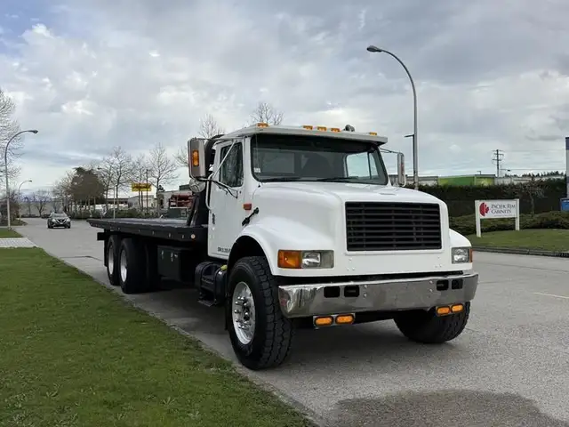 2000 international 4900 25 Foot Roll-Off Flat Deck Tow Truck Man in Heavy Trucks in Richmond - Image 3