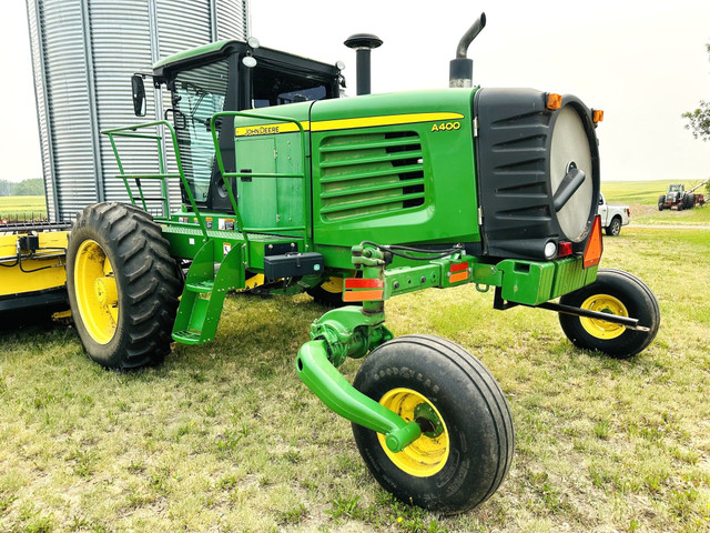 2010 John Deere A400/WS36 Windrower in Farming Equipment in Saskatoon - Image 4