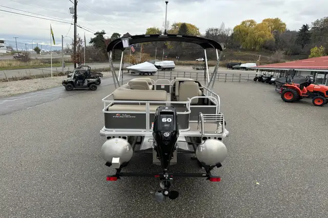 2025 Sun Tracker Party Barge 18 DLX -Mercury 60 Best Pontoon Boa in Powerboats & Motorboats in Prince Albert - Image 4
