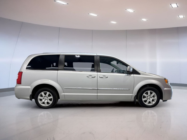 2012 Chrysler Town & Country Touring in Cars & Trucks in Moose Jaw - Image 4