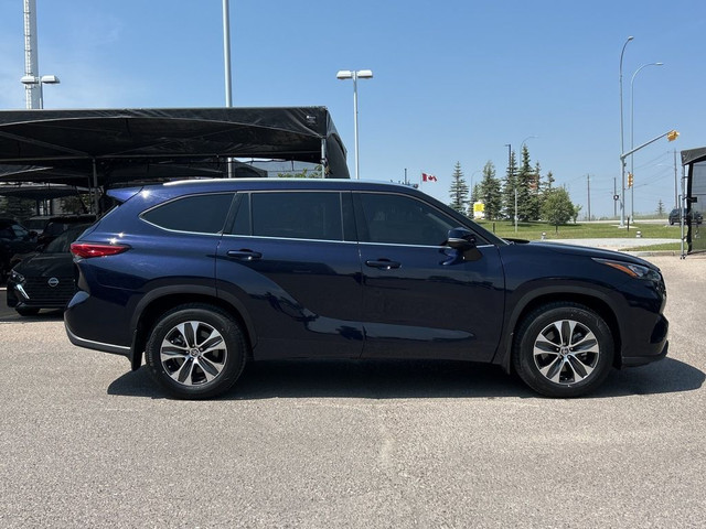 2020 Toyota Highlander XLE AWD - 8 PASSENGER / SUNROOF in Cars & Trucks in Calgary - Image 4