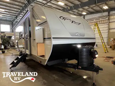 The Highland Ridge RV Range Lite 225CK is a compact and versatile travel trailer designed for those...