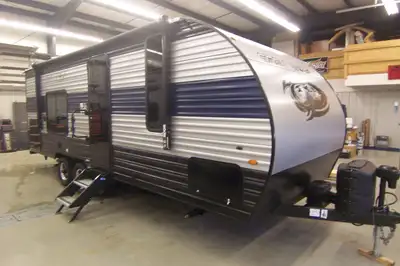 4443 lbs, Duct A/C, Electric Awning, Microwave, Stereo, 12v 11 cu ft Fridge w/Solar Panel, Back up C...