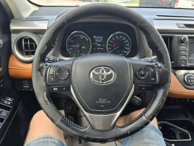 2017 Toyota RAV4 Hybrid in Cars & Trucks in Ottawa - Image 17