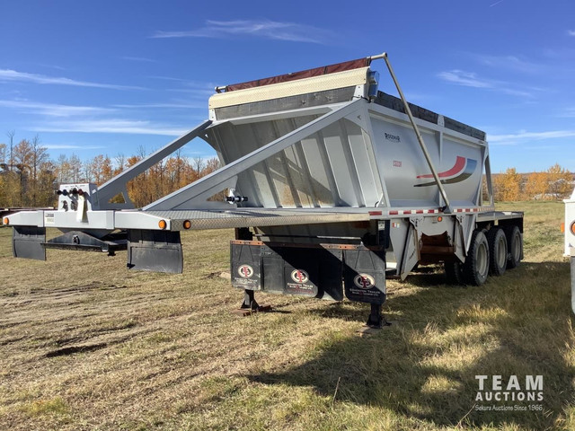 2014 Ridgemar 38 Ft Tri-Axle Cross Clam Bottom Dump Trailer in Heavy Trucks in Regina