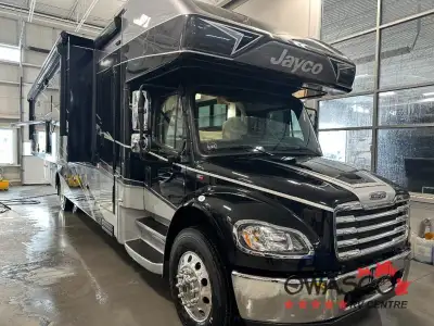 Be at home wherever you are in the Jayco Seneca. This powerful Diesel Super C has a Freightliner S2R...